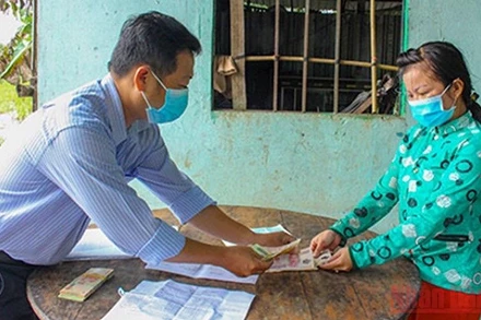 Hỗ trợ cho lao động tự do ở TP Vị Thanh, Hậu GIang (Ảnh: Phùng Dũng).