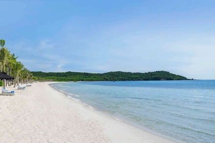 Những bãi biển trải dài, cát trắng mịn lấp lánh như bột ngọc trai trên Đảo Ngọc.