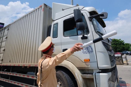 Các phương tiện “luồng xanh” khi đi qua các chốt kiểm soát dịch tại 25 tỉnh thành phố phía Nam, phải thực hiện khai báo y tế tại trang trực tuyến.