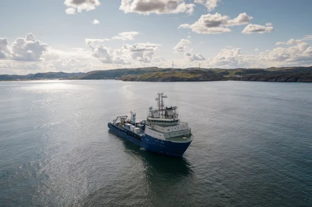 Một con tàu chạy dọc theo đường bờ biển để đặt cáp quang dưới biển gần làng Teriberka, Nga ngày 6/8. (Ảnh: Reuters).