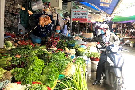 Người tiêu dùng mua rau củ tại chợ Nghĩa Tân (quận Cầu Giấy, Hà Nội).