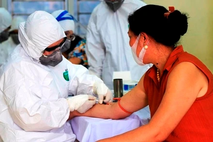 Lấy mẫu xét nghiệm Covid-19 cho người dân tại quận Ba Đình (Hà Nội).