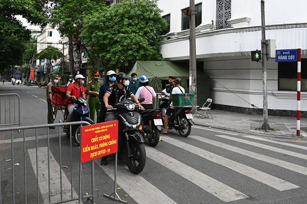 Chốt kiểm soát phòng, chống dịch Covid-19 tại phường Hàng Mã, quận Hoàn Kiếm. (Ảnh: DUY LINH)