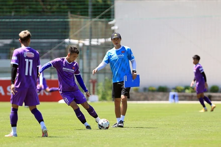 Trợ lý Kim Han Yoon có mặt trên sân tập. (Ảnh: VFF)