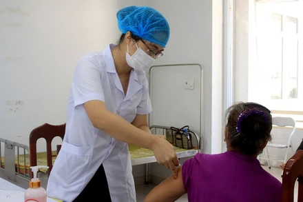 Tình nguyện viên ở huyện Vũ Thư (tỉnh Thái Bình) tham gia tiêm thử nghiệm lâm sàng vaccine Covivac.