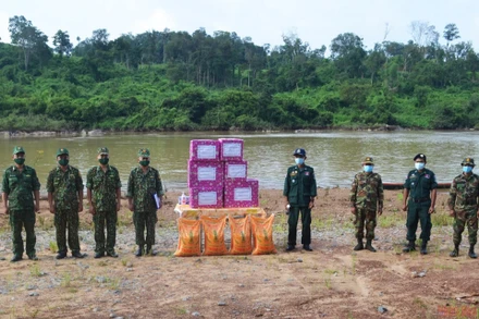 Trao tặng lương thực, thực phẩm, nhu yếu phẩm và vật tư y tế cho Đồn 707, Cảnh sát Biên phòng và Chốt c2, d102, Bộ đội Biên phòng thuộc Vương quốc Campuchia.