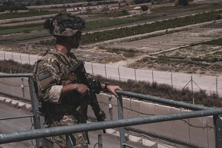 Binh sĩ Mỹ canh gác tại sân bay quốc tế Hamid Karzai tại Kabul, Afghanistan, ngày 21/8. (Ảnh: Reuters)