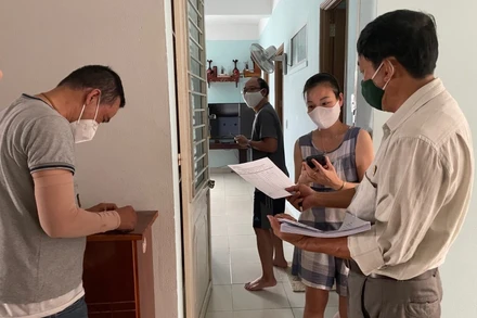 Các hộ dân khu chung cư C2, Nhà A, tổ 38 phường Nại Hiên Đông nhận tiền hỗ trợ chiều 5/8. (Ảnh: Trọng Huy)