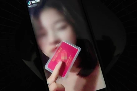 Phạm Ngọc T. khoe “thẻ đỏ quyền lực” trên mạng xã hội. (Ảnh cắt từ clip)