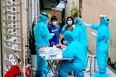 Các cơ quan chức năng khẩn trương phong tỏa, truy vết, lấy mẫu xét nghiệm các trường hợp liên quan ca bệnh.