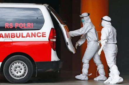 Ảnh tư liệu: Các nhân viên y tế tại Jakarta, Indonesia, ngày 13/1/2021. (Ảnh: Reuters)