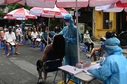 Lấy mẫu xét nghiệm Covid-19 cho người dân Hà Nội. (Ảnh: DUY LINH)