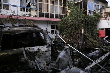 Nhà dân bị phá hủy sau vụ tấn công rocket tại Kabul, Afghanistan, ngày 29/8. (Ảnh: Reuters)