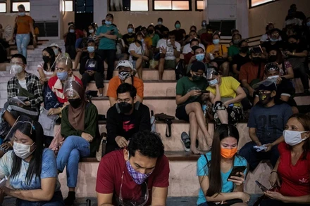 Người dân chờ đến lượt tiêm vaccine ngừa Covid-19, tại Manila, Philippines. (Ảnh: Reuters)