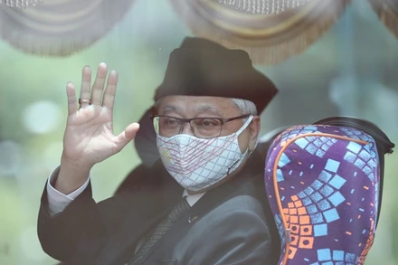 Ông Sabri Yaakob vẫy tay chào giới truyền thông trước khi tới gặp Quốc vương, ngày 19/8. (Ảnh: Reuters)