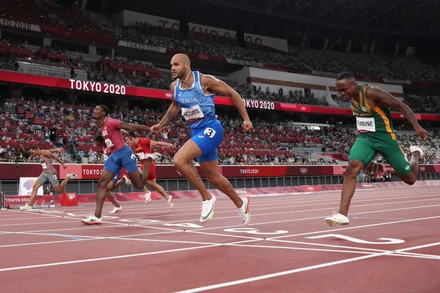 Lamont Marcell Jacobs (giữa) cán đích đầu tiên với thành tích 9,80 giây để chính thức trở thành nhà vô địch Olympic mới trên đường chạy 100m. (Ảnh: Getty Images)