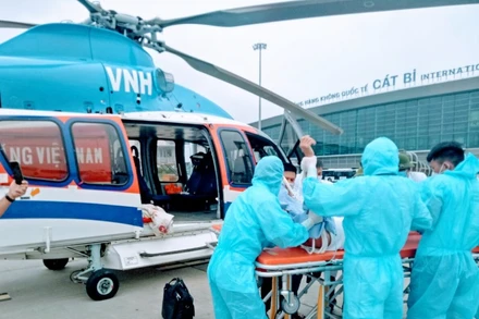 Chuyến bay đưa bệnh nhân từ đảo Bạch Long Vĩ xa xôi nhanh chóng về đất liền cứu chữa kịp thời.