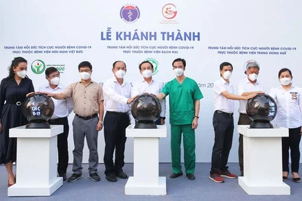Các đại biểu thực hiện nghi thức khánh thành. (Ảnh: Hoàng Triều).