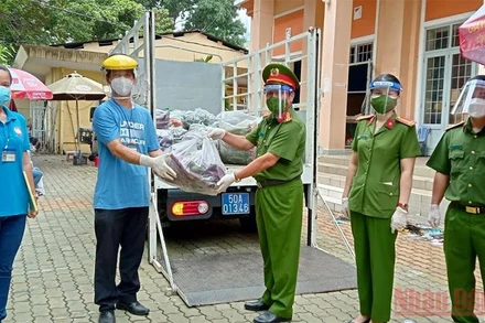 Đại diện Văn phòng Cơ quan Cảnh sát Điều tra Bộ Công an trao quà cho lãnh đạo UBND phường 27, quận Bình Thạnh (TP Hồ Chí Minh) sáng 15/8.