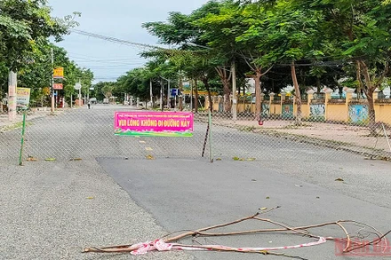 Một khu vực đường Lê Văn Tám, phường 1, thành phố Cao Lãnh (gần nhà hai bệnh nhân nhiễm Covid-19 bị phong tỏa.