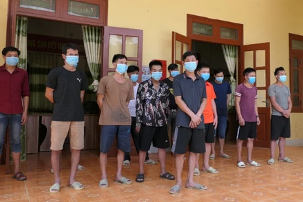 Các đối tượng khai thác vàng trái phép bị bắt giữ.