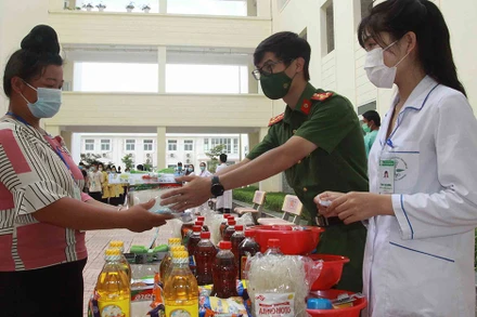 Các tình nguyện viên phát hàng hỗ trợ cho các bệnh nhân.