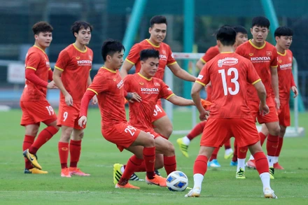 Các tuyển thủ trong buổi tập chiều 18/8. (Ảnh: VFF)