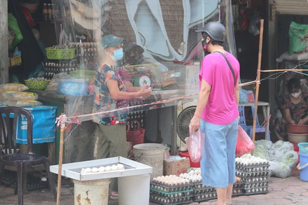 Giá trứng ở chợ dân sinh Hà Nội tăng cao.