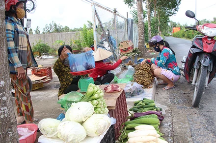 Điểm bán hàng phục vụ người dân trong “vùng xanh” của xã Tân Tiến