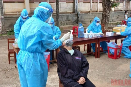 Ngành y tế xét nghiệm nhanh tại xã Ân Tường Tây, huyện Hoài Ân, tỉnh Bình Định.