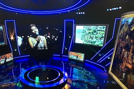 Ca sĩ Trần Thu Hà thể hiện ca khúc Chiều Hà Nội trong chương trình.