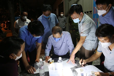 Lực lượng chức năng xây dựng phương án thiết lập các chốt kiểm tra tại các cửa ngõ ra vào thị xã Hồng Lĩnh.