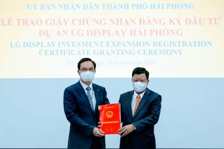 Trưởng Ban Quản lý khu kinh tế Hải Phòng trao giấy chứng nhận đầu tư tăng thêm cho lãnh đạo Công ty TNHH LG Display Việt Nam, Hải Phòng.