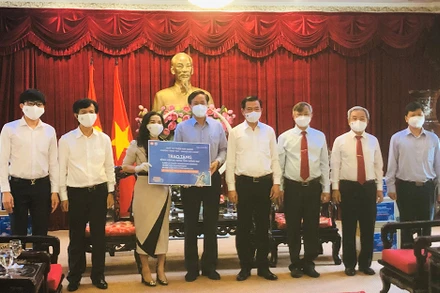 Lãnh đạo Sở Y tế tỉnh Đồng Nai tiếp nhận thuốc điều trị Covid-19 từ đại diện Quỹ từ thiện Kim Oanh.