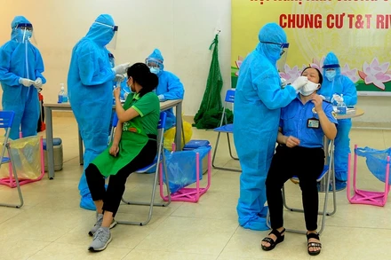 Nhân viên y tế lấy mẫu xét nghiệm Covid-19 cho nhân viên bảo vệ nhân viên bán hàng siêu thị Co.op mart Vĩnh Hưng, phường Vĩnh Hưng, quận Hoàng Mai. (Ảnh: Đăng Khoa)