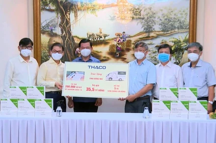 Lãnh đạo tỉnh Đồng Nai tiếp nhận ủng hộ của THACO.