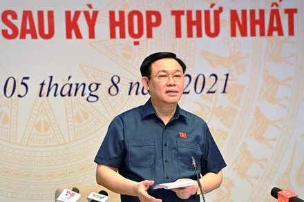 Chủ tịch Quốc hội Vương Đình Huệ trao đổi, trả lời ý kiến của cử tri. (Ảnh: DUY LINH)