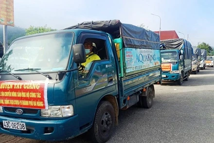 Đoàn xe chở hàng của huyện Tây Giang xuống hỗ trợ Đà Nẵng.