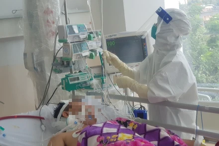 Các bác sĩ tại Bệnh viện Hồi sức Covid-19 TP Hồ Chí Minh ngày đêm giành giật sự sống cho người bệnh.