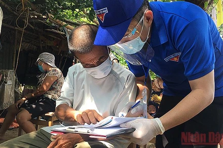 Hướng dẫn người dân đăng ký “mua hàng” tại “Siêu thị 0 đồng”.