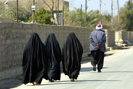 Trong ảnh gốc, không có hình ảnh sợi dây xích. 