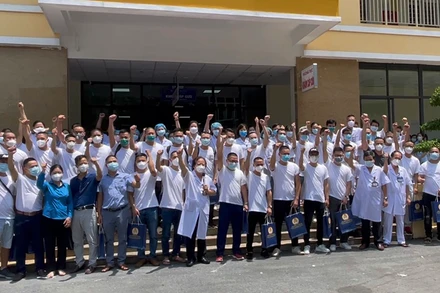 Đoàn cán bộ y tế Bệnh viện Phổi Trung ương quyết tâm hỗ trợ Đồng Nai khống chế được dịch bệnh. 