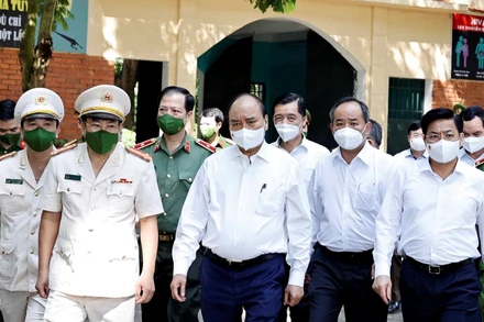 Chủ tịch nước Nguyễn Xuân Phúc kiểm tra công tác xét đặc xá năm 2021 tại Trại giam Ngọc Lý. Ảnh: TTXVN