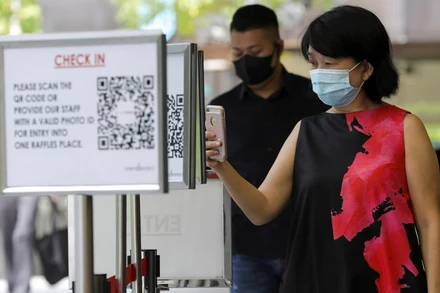 Quét QR code để vào một trung tâm thương mại tại Singapore. (Ảnh: Reuters)