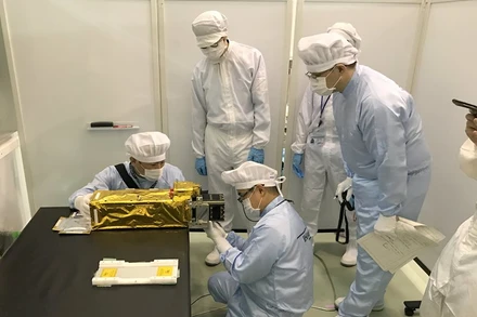 Các chuyên gia Nhật Bản lắp đặt vệ tinh NanoDragon của Việt Nam vào ống phóng của tên lửa.