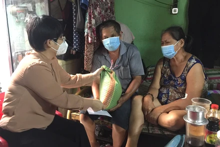 Quận 5 (TP Hồ Chí Minh) trao tiền hỗ trợ cho người lao động tự do trong tháng 7/2021.