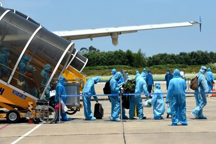 Hà Tĩnh đón gần 1.000 người từ các tỉnh phía nam bằng máy bay