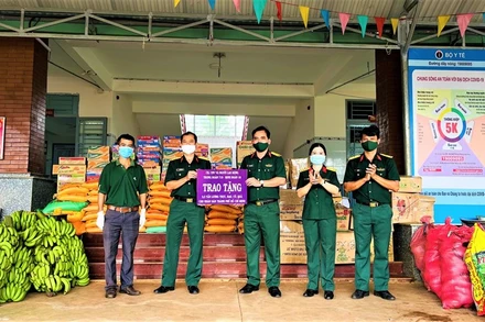 Đại diện Trung đoàn 719 trao tặng 3,5 tấn thực phẩm cho người dân và lực lượng tuyến đầu chống dịch Covid-19 ở TP Hồ Chí Minh.