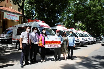 Mặt trận Tổ quốc Hà Nội tiếp nhận trang thiết bị y tế từ nhà tài trợ.