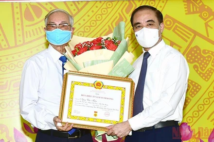 Đồng chí Chẩu Văn Lâm, Bí thư Tỉnh ủy Tuyên Quang (bên phải ảnh) trao tặng Huy hiệu 55 tuổi Đảng cho đồng chí Ngụy Văn Thận, nguyên Phó Bí thư Thường trực Tỉnh ủy Tuyên Quang.